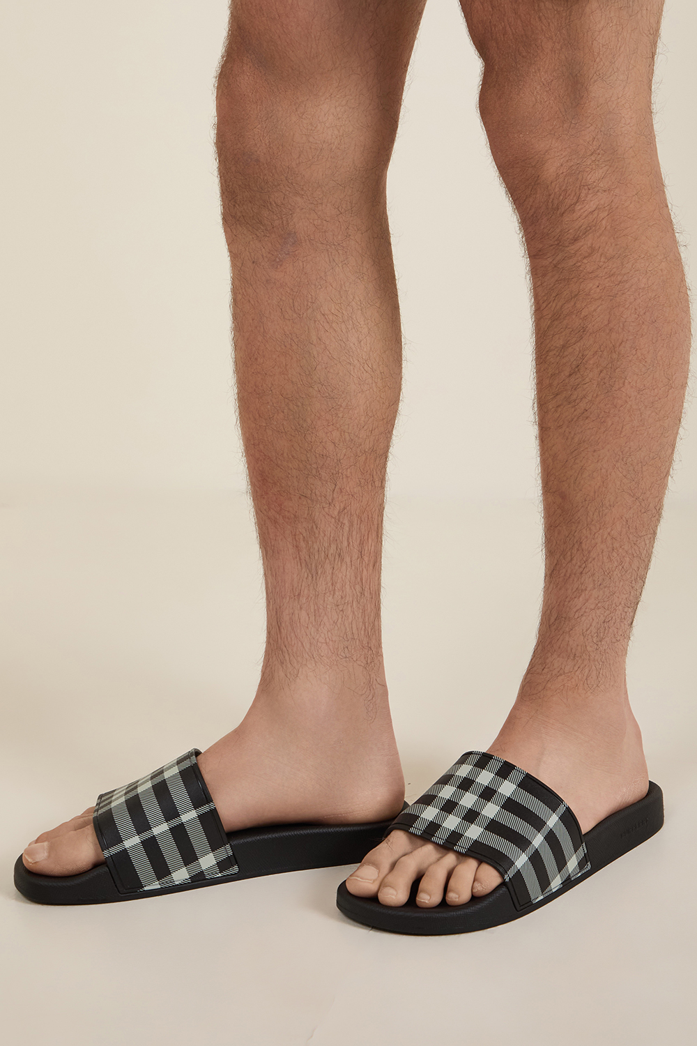 תמונת כל הלוק של כפכפי סליידס